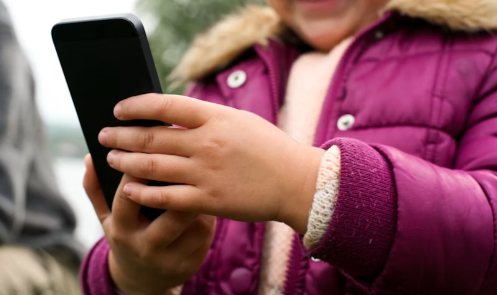 Berapa Lama Anak Boleh Main Gadget? Ini Batas Screen Time Sesuai Usia